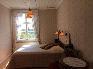 Отель Tiittalan Kartano Сулкава Двухместный номер с 1 кроватью, видом на сад и общей ванной комнатой-7